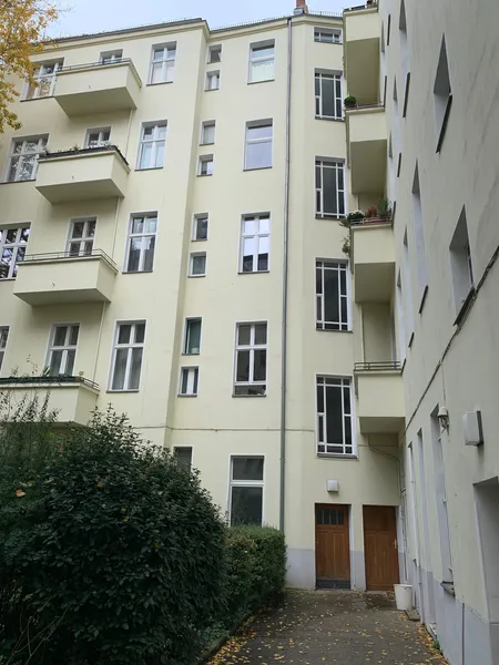 Stilvolle, geräumige und gepflegte 2-Zimmer-Wohnung mit Balkon und EBK in Charlottenburg, Berlin — photo 1